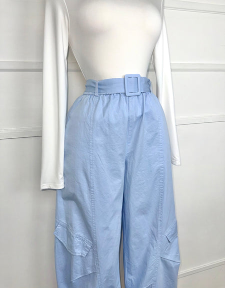 Pantalón azul con cinto