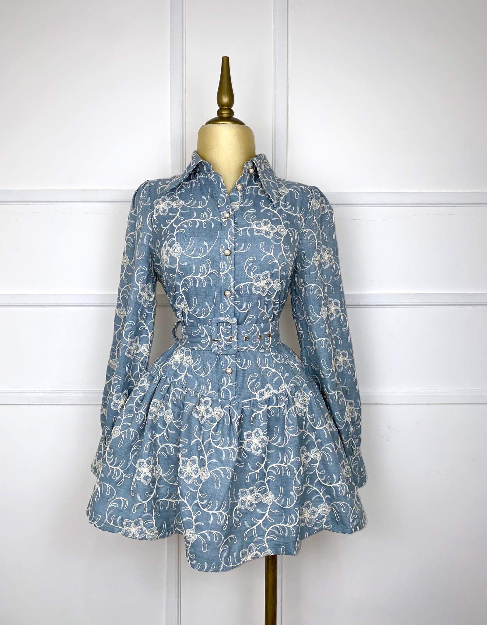 Vestido azul con flores y cinto