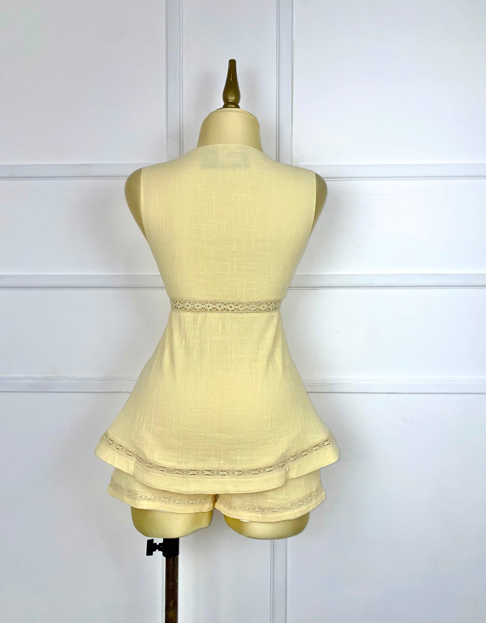 Set amarillo pastel con encaje