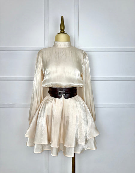 Vestido corto satinado con cinto