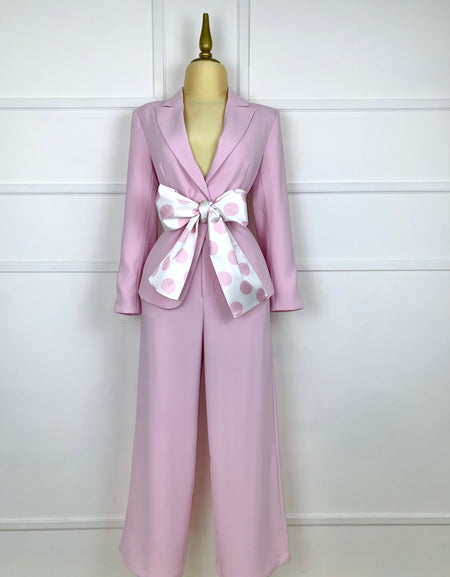 Traje rosa con listón de lunares