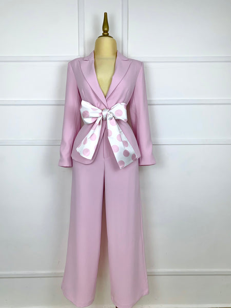 Traje rosa con listón de lunares