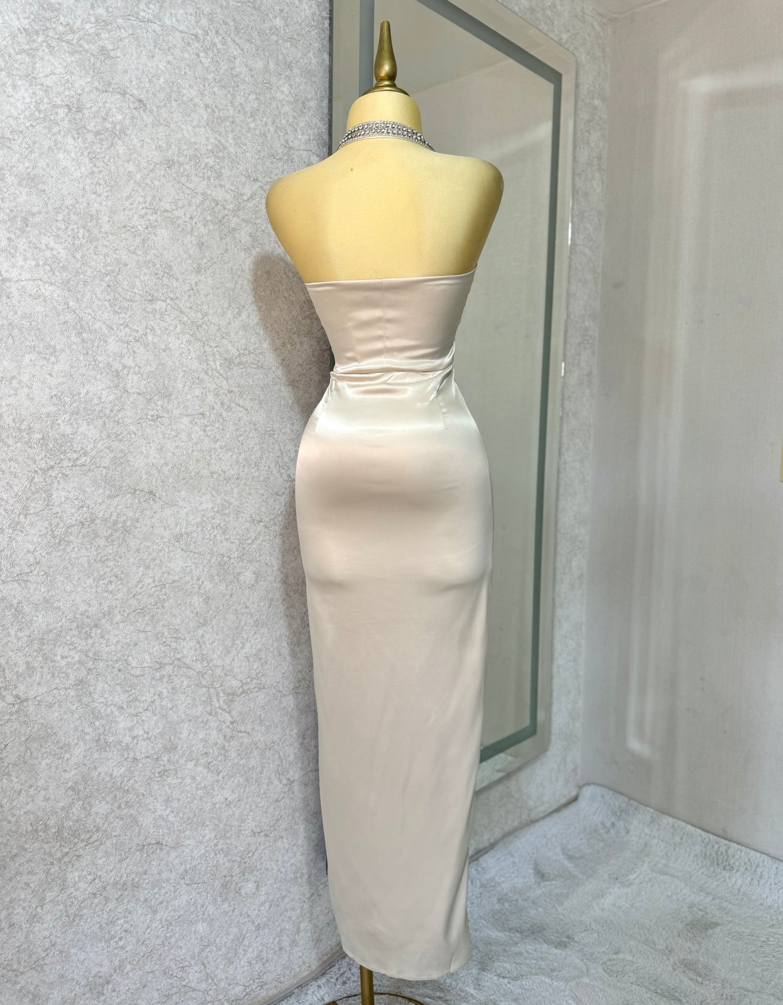 Vestido champagne largo satín con pedrería