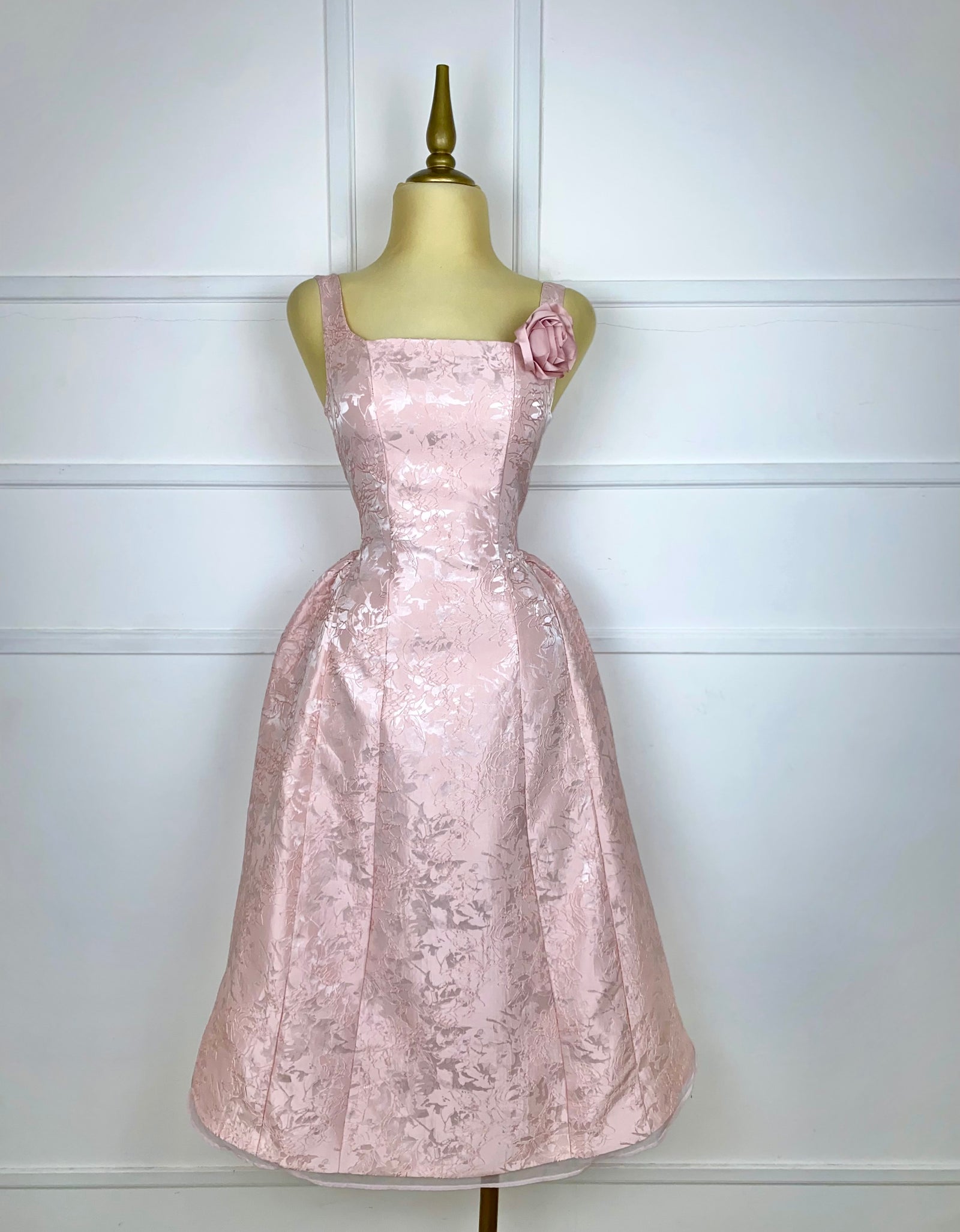 Vestido rosa midi brocado con cordones y clip de flor