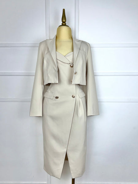 Traje nude tipo sastre (blazer y vestido)