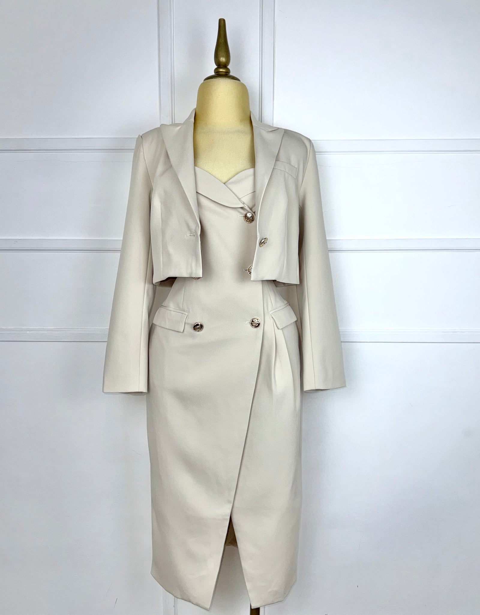 Traje nude tipo sastre (blazer y vestido)