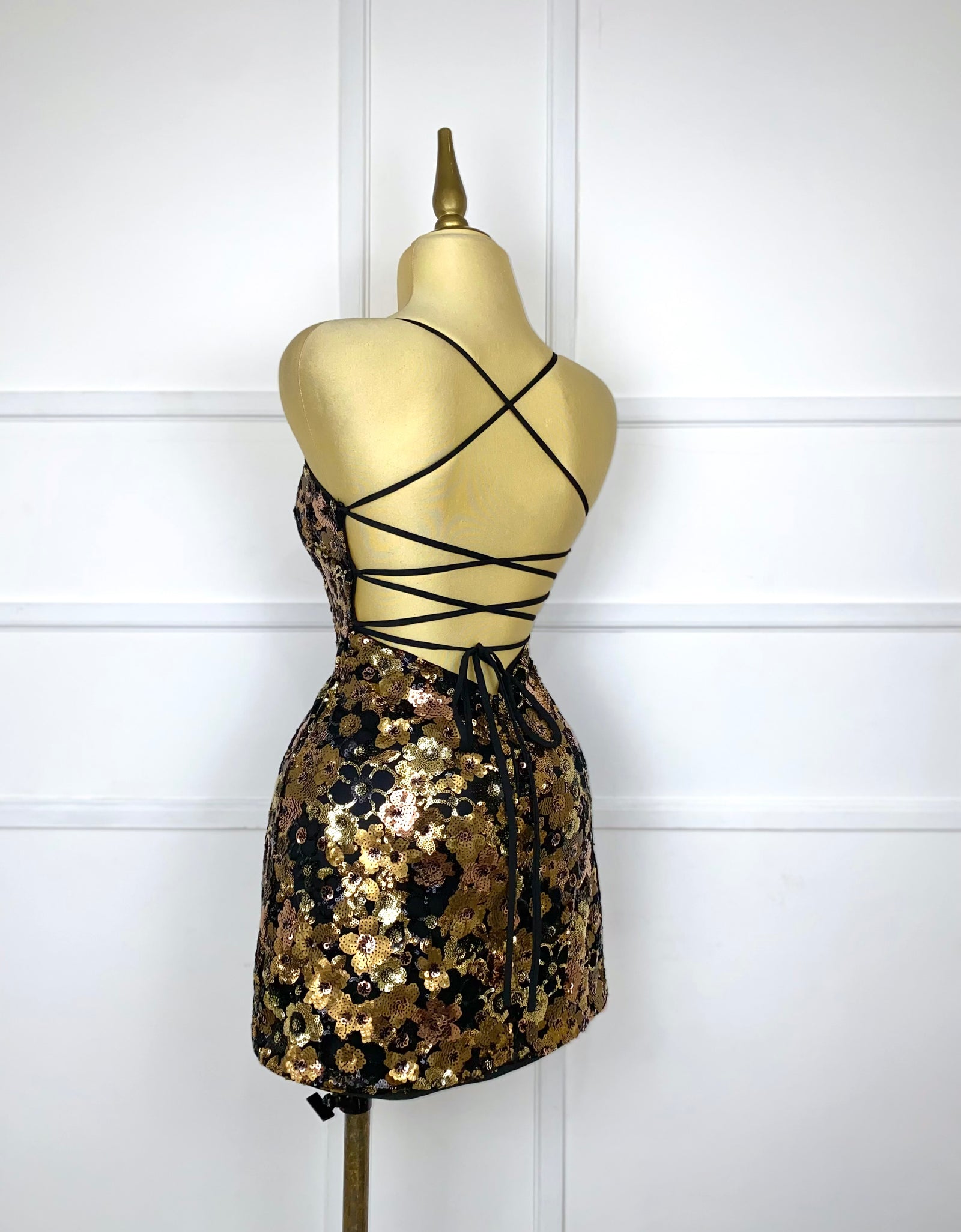 Vestido negro corto con lentejuelas doradas