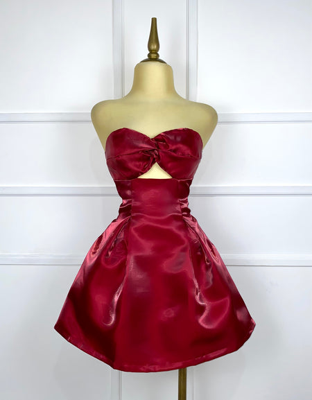 Vestido strapless tinto brilloso