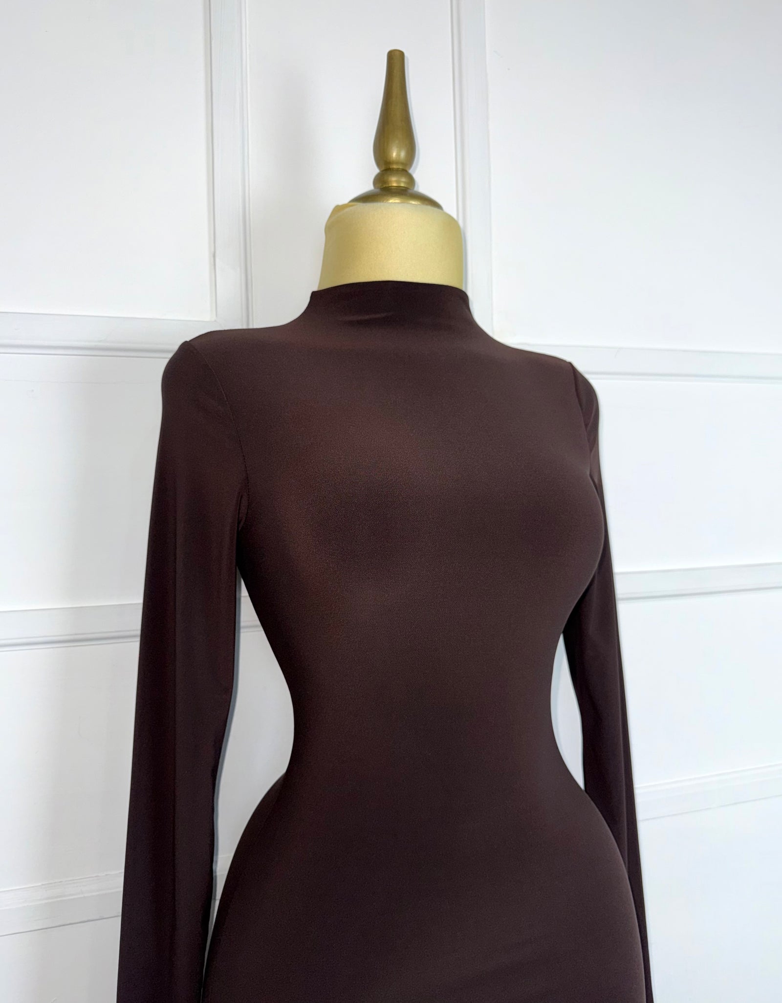 Vestido café midi liso manga larga