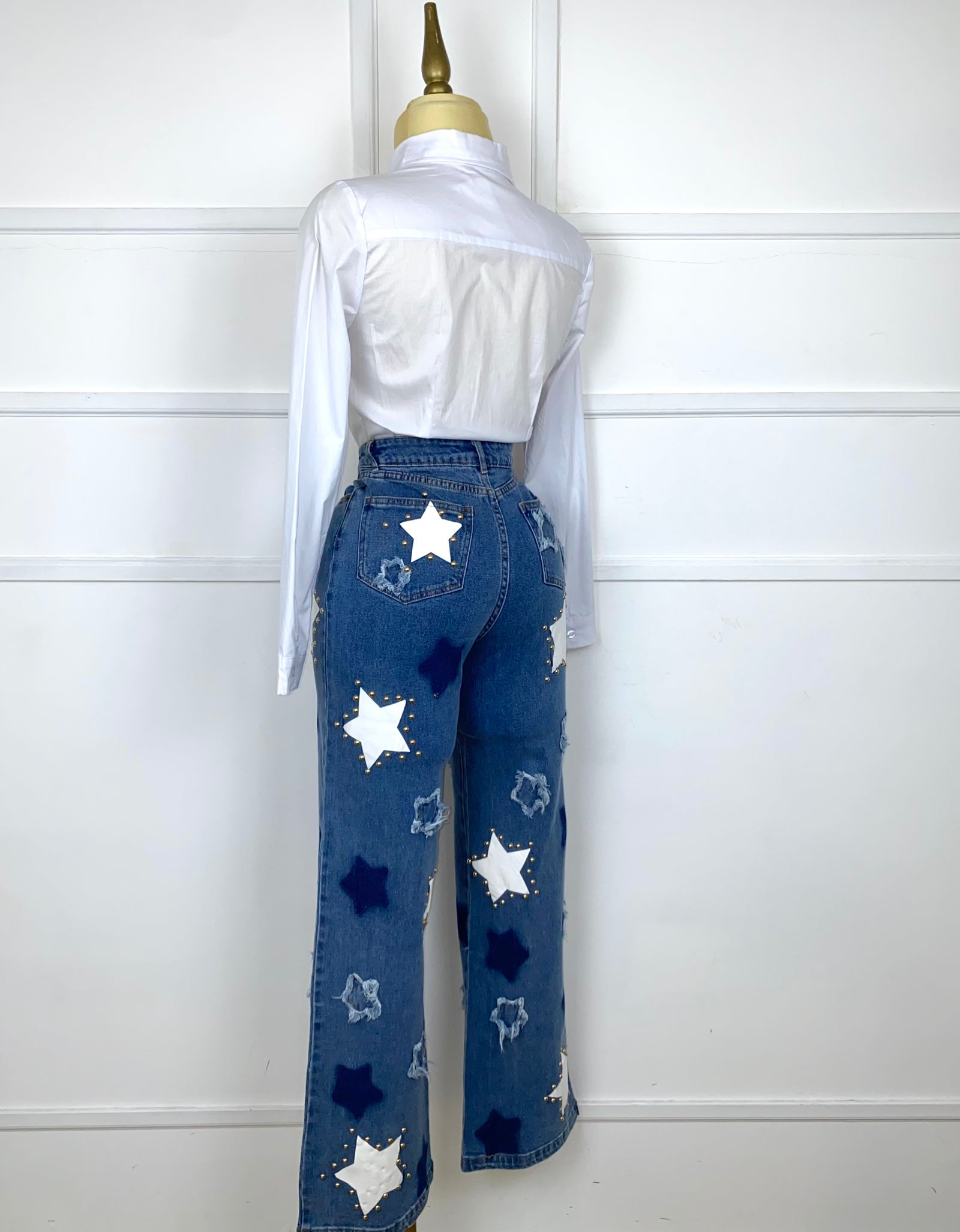 Pantalón de mezclilla con estrellas y estoperoles