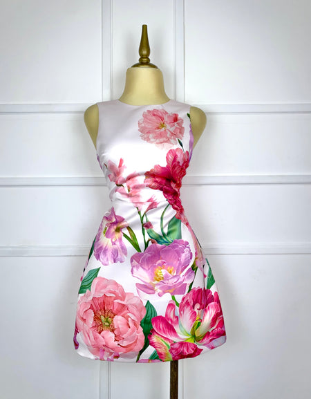 Vestido corto rosa con flores