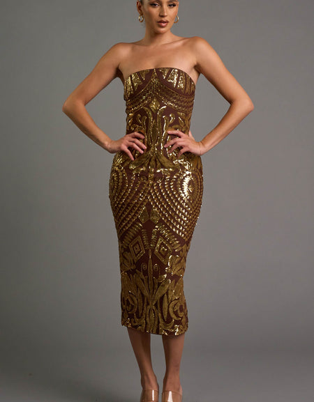 Vestido café con lentejuelas doradas