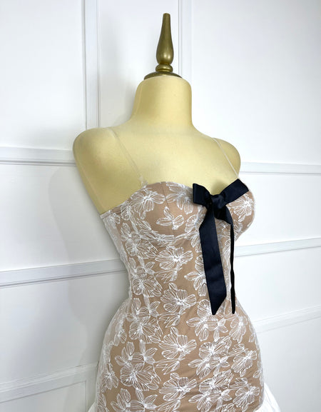 Vestido nude/blanco globo con moño