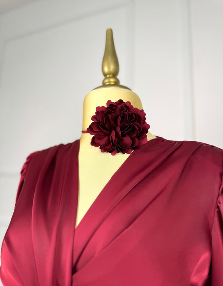 Blusa tinta corta con flor