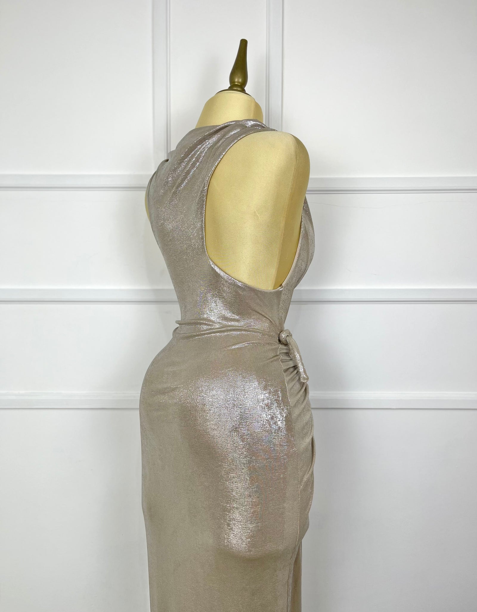 Vestido champagne brilloso con abertura