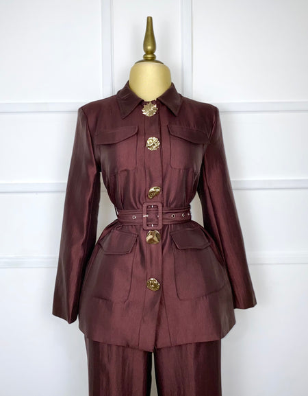 Set tinto con botones dorados y cinto