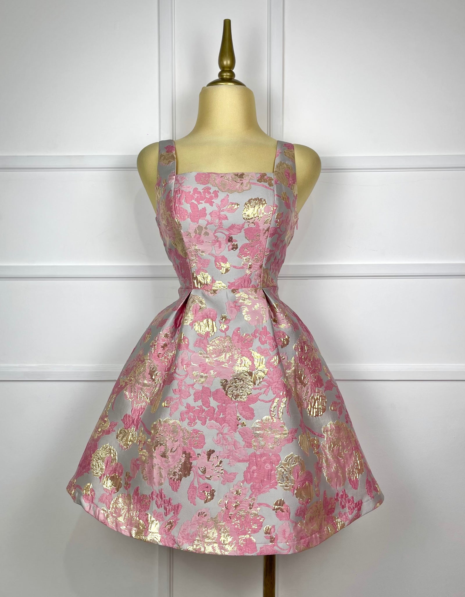 Vestido brocado con flores y moñitos