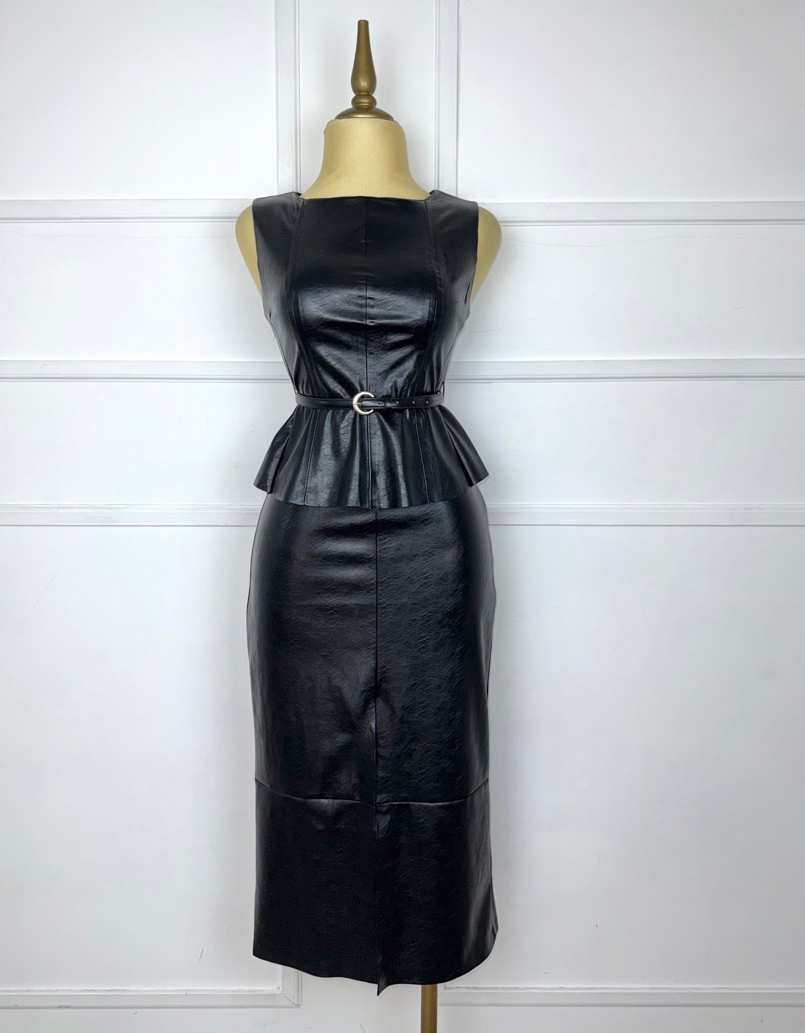 Set negro vinipiel con cinto