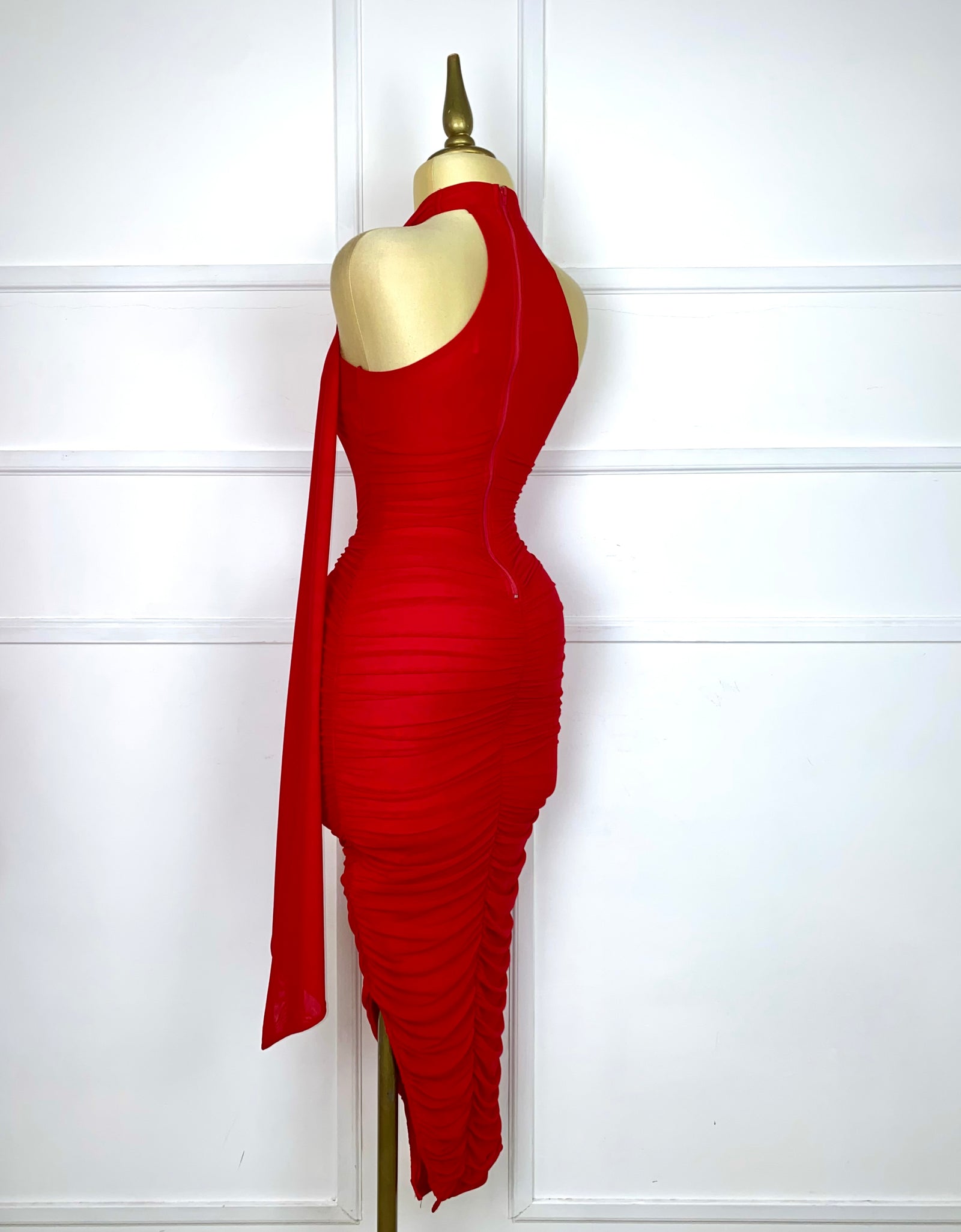 Vestido rojo drapeado con olán