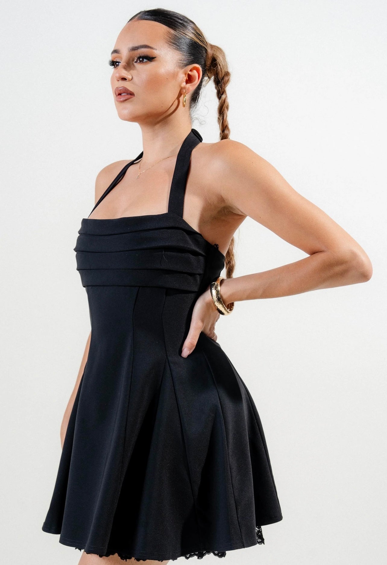 Vestido corto negro con encaje