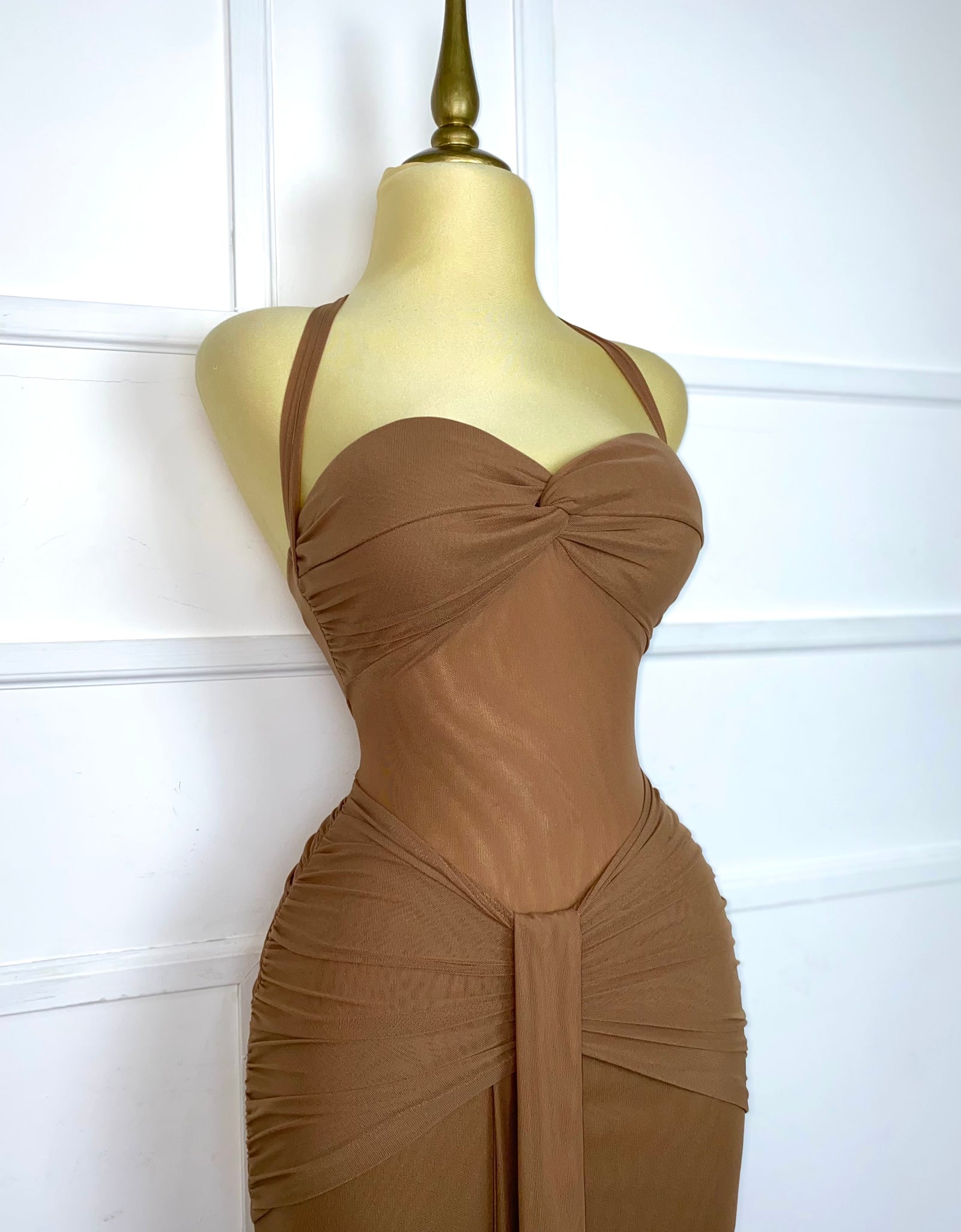 Vestido café largo drapeado con transparencia