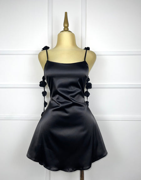 Vestido negro satín con flores