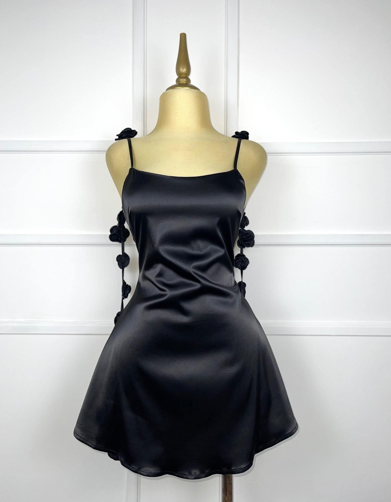 Vestido negro satín con flores