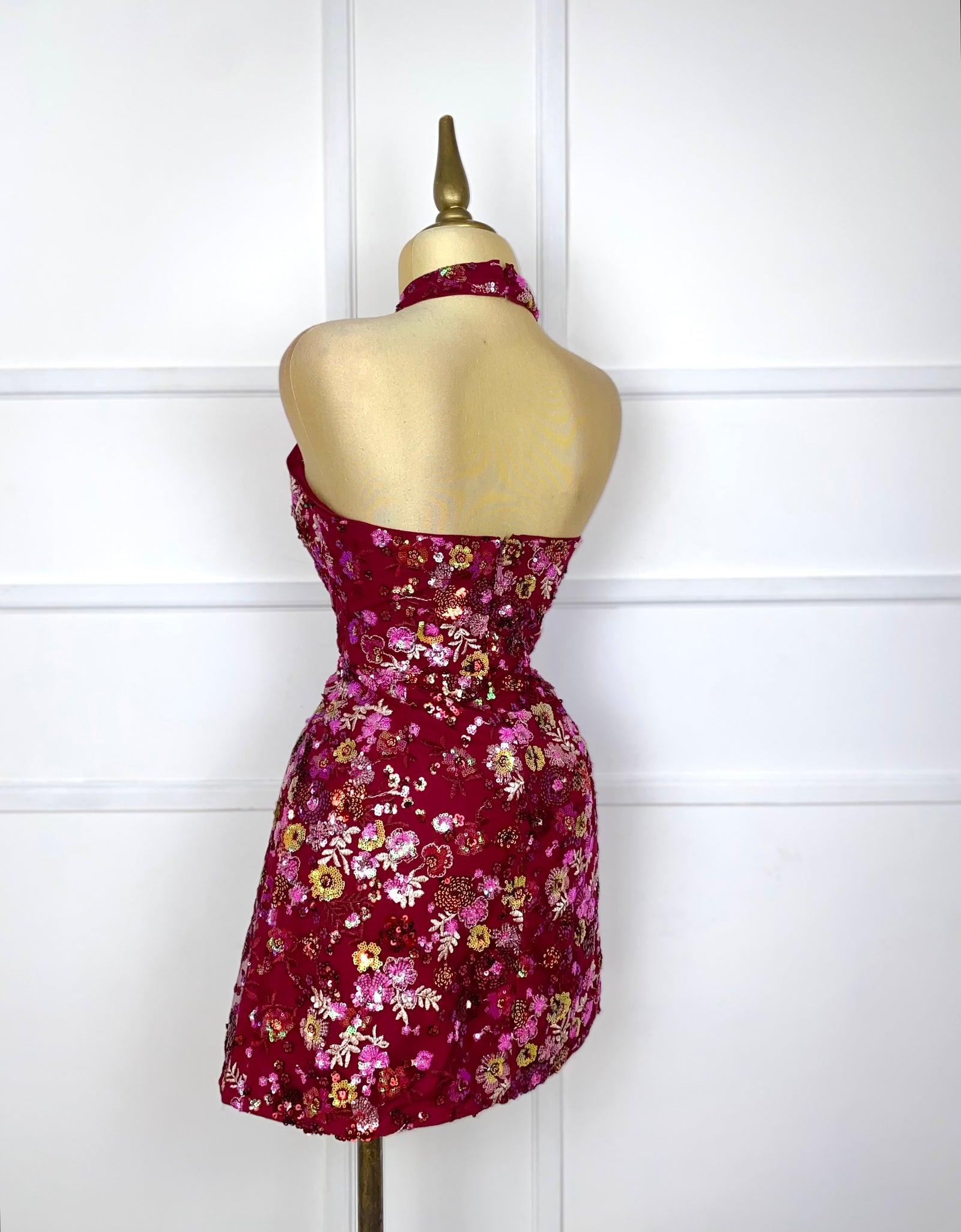 Vestido tinto lentejuelas y flores