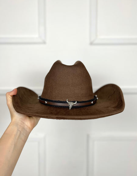 Sombrero café gamuza con tira delgada y estoperoles