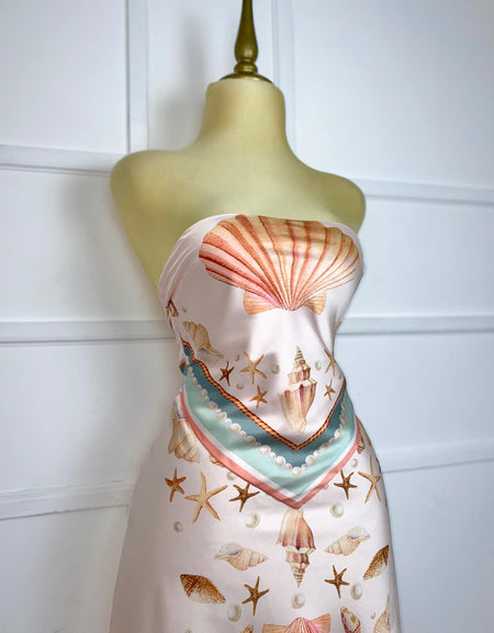 Vestido rosa asimétrico estampado conchas