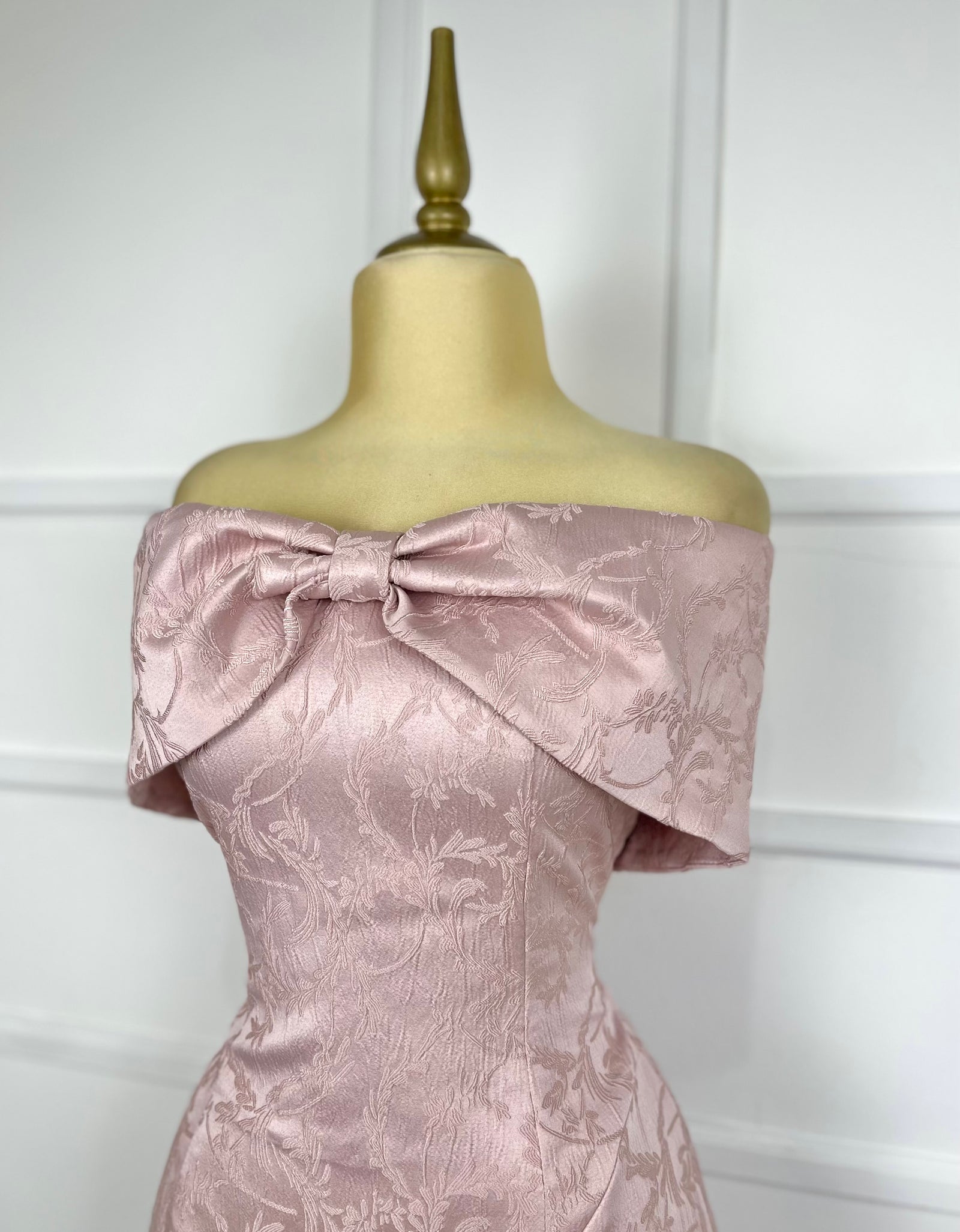 Vestido rosa brocado con moño
