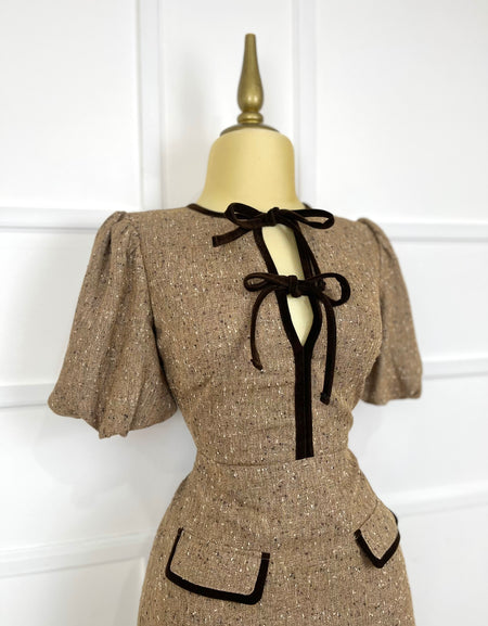 Vestido café multi con moñitos gamuza