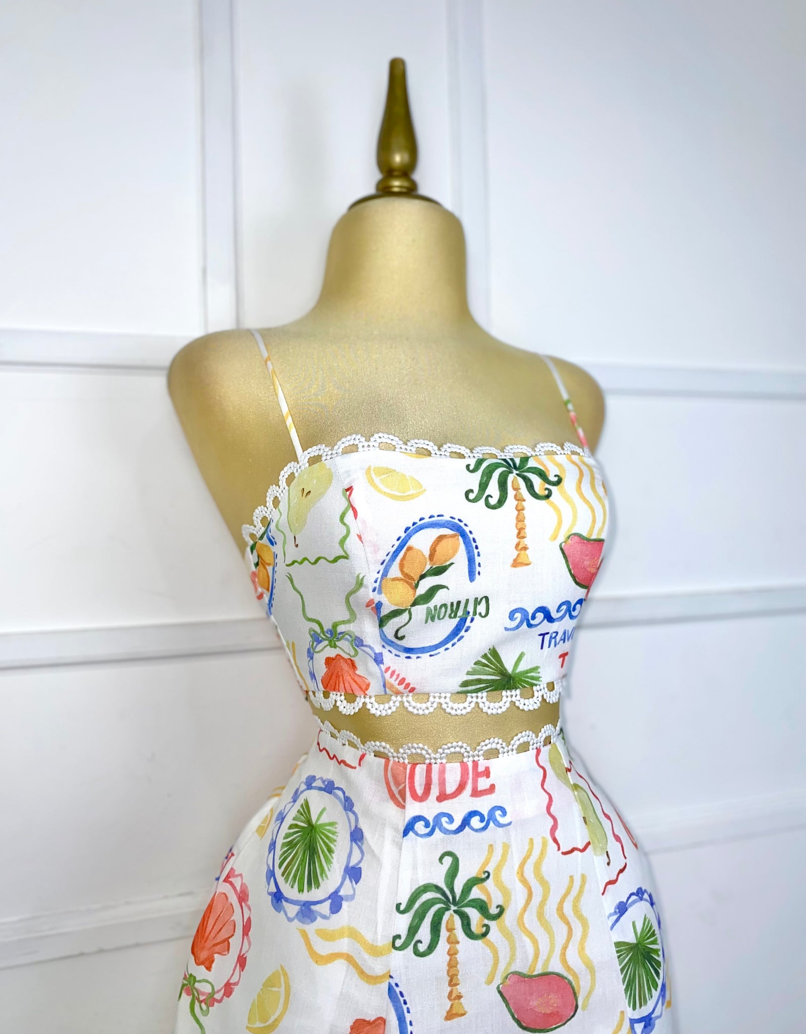 Set blanco con estampado tropical