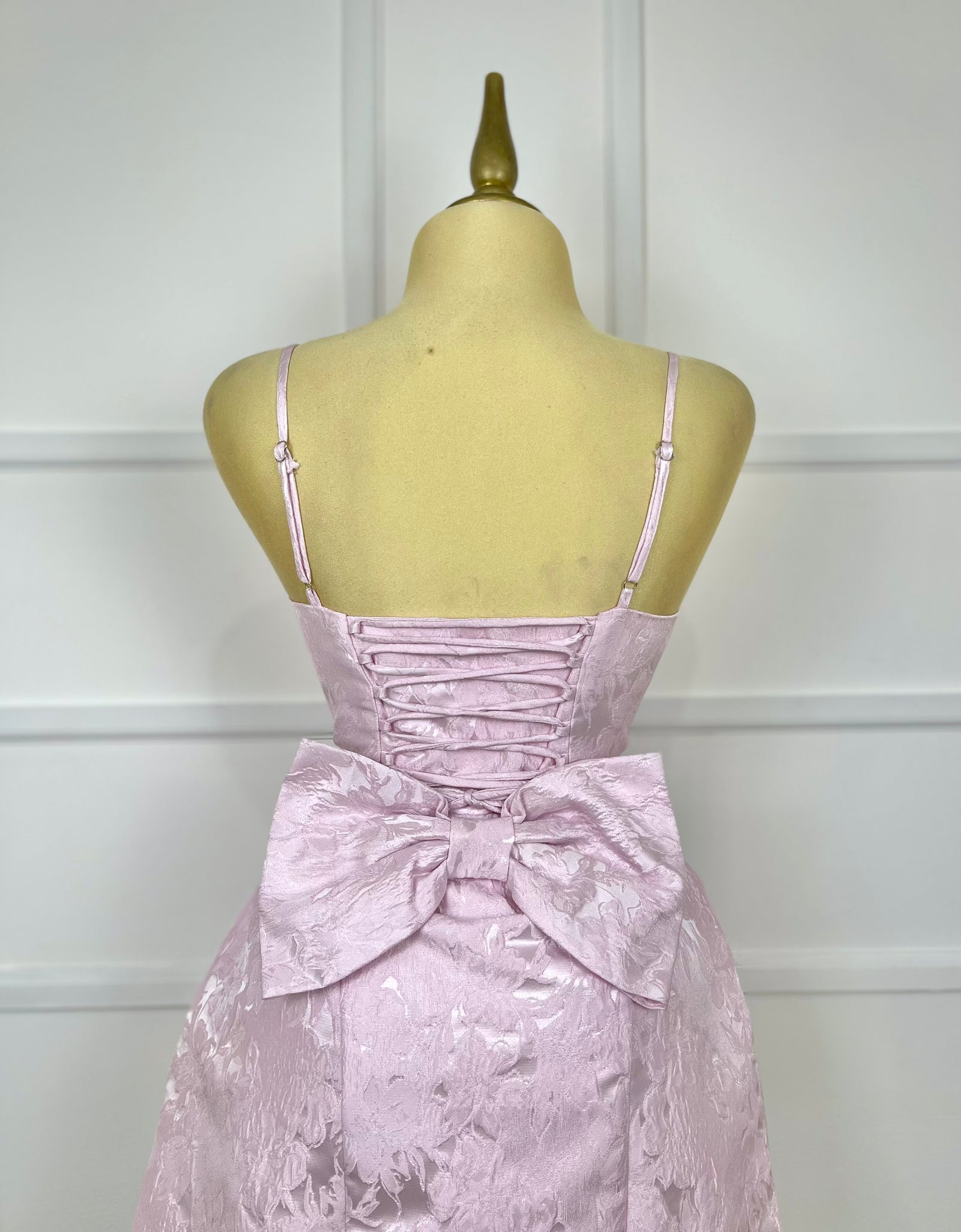 Vestido rosa con textura y moño