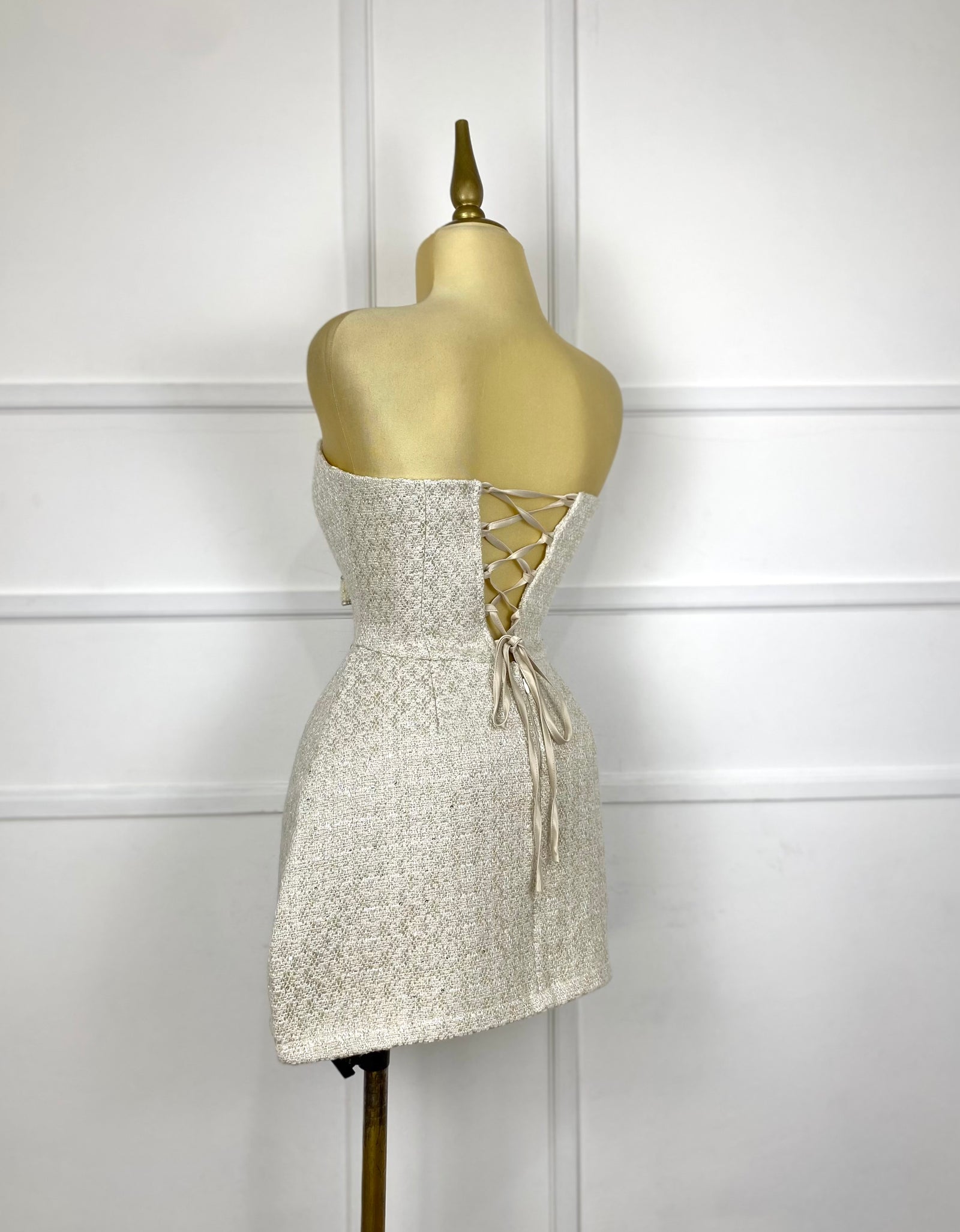 Vestido beige tweed con moñitos