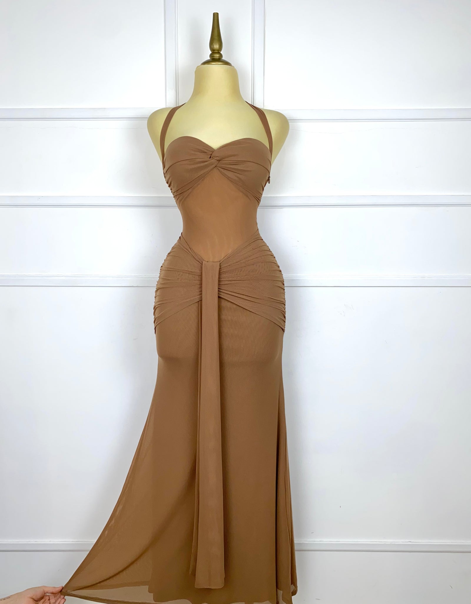 Vestido café largo drapeado con transparencia