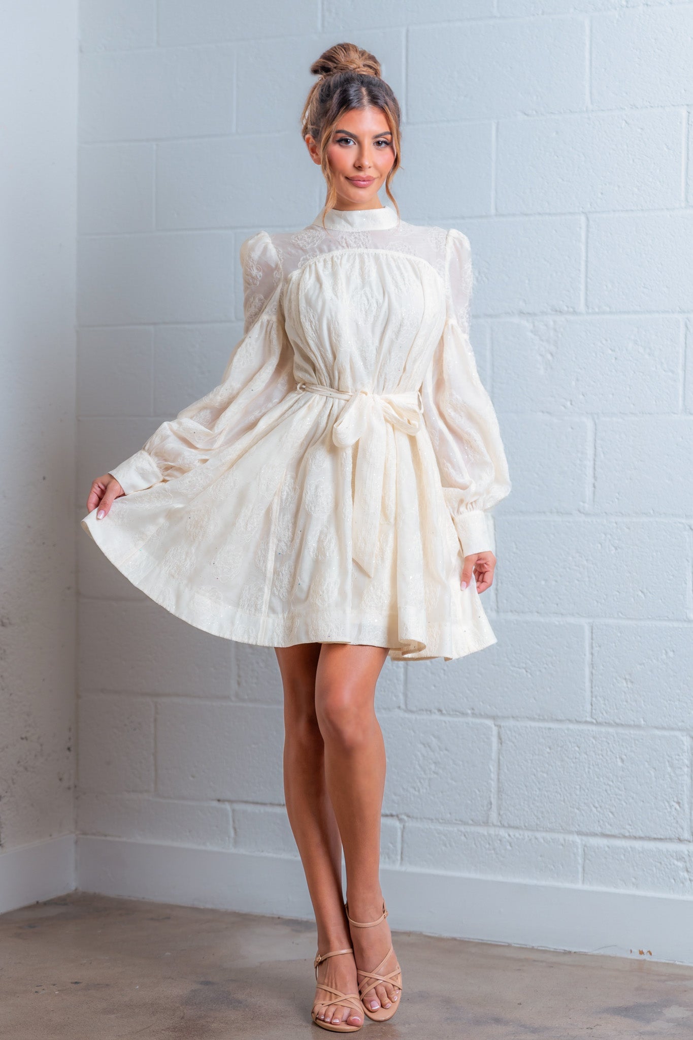 Vestido crema con brillitos y listón