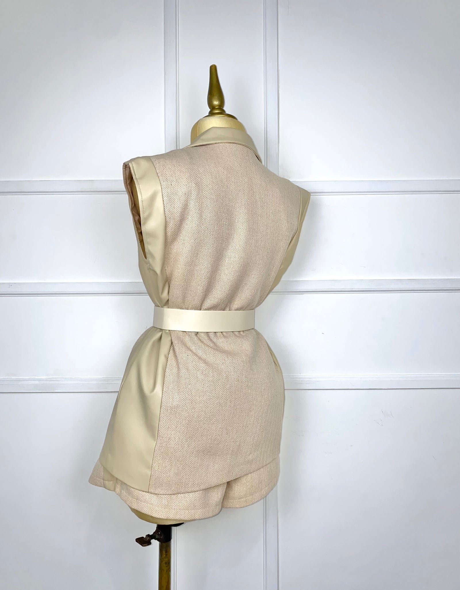 Set beige con vinipiel y cinto