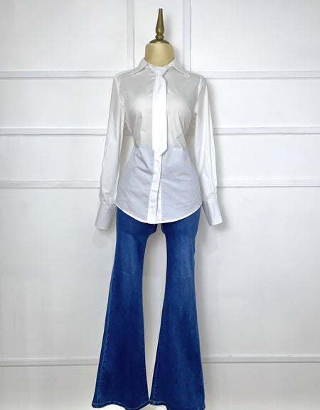 Camisa blanca con corbata