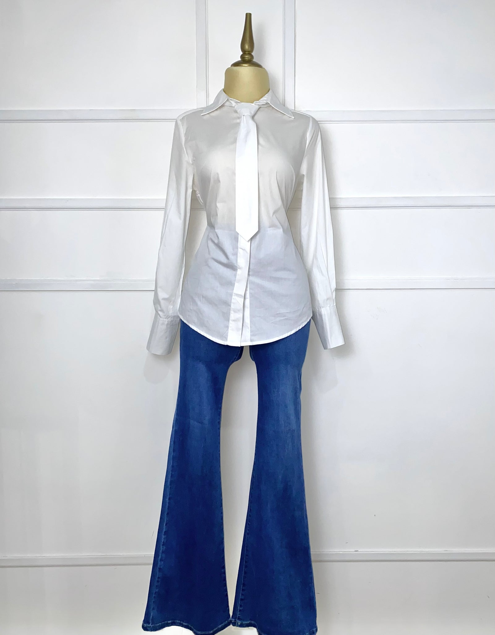 Camisa blanca con corbata