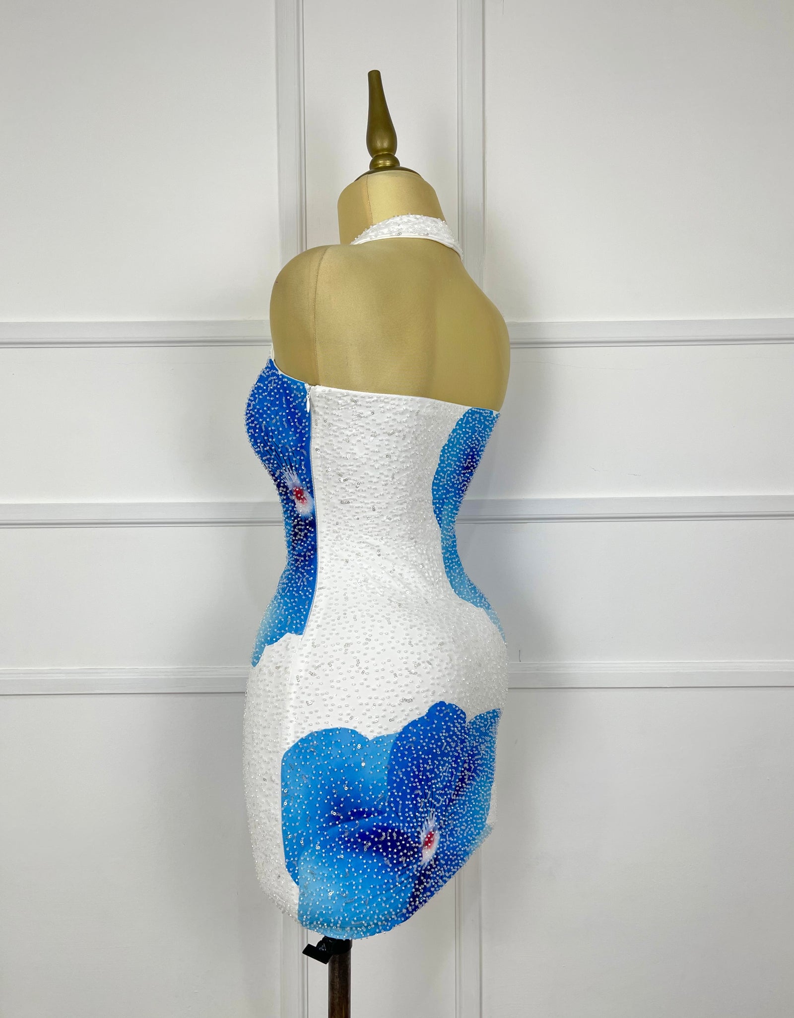Vestido corto blanco con flores azules