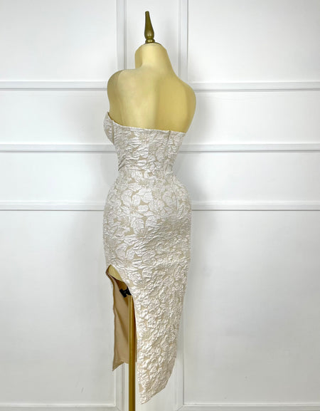 Vestido beige strapless con flores