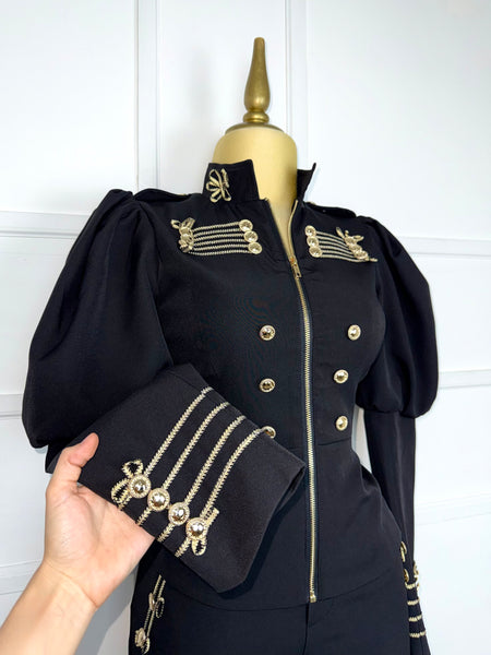 Traje negro con aplicaciones doradas