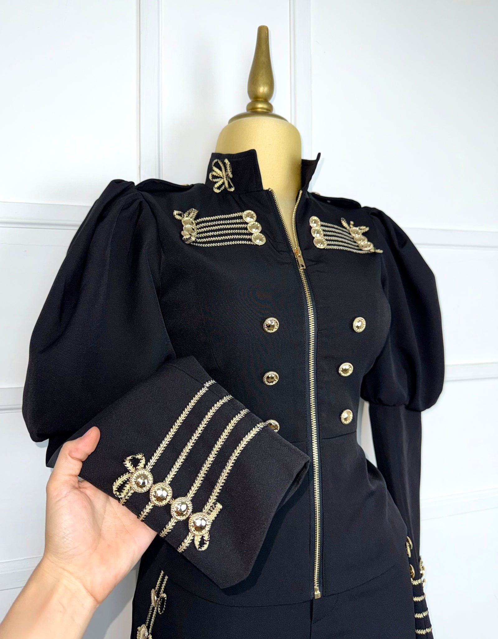 Traje negro con aplicaciones doradas