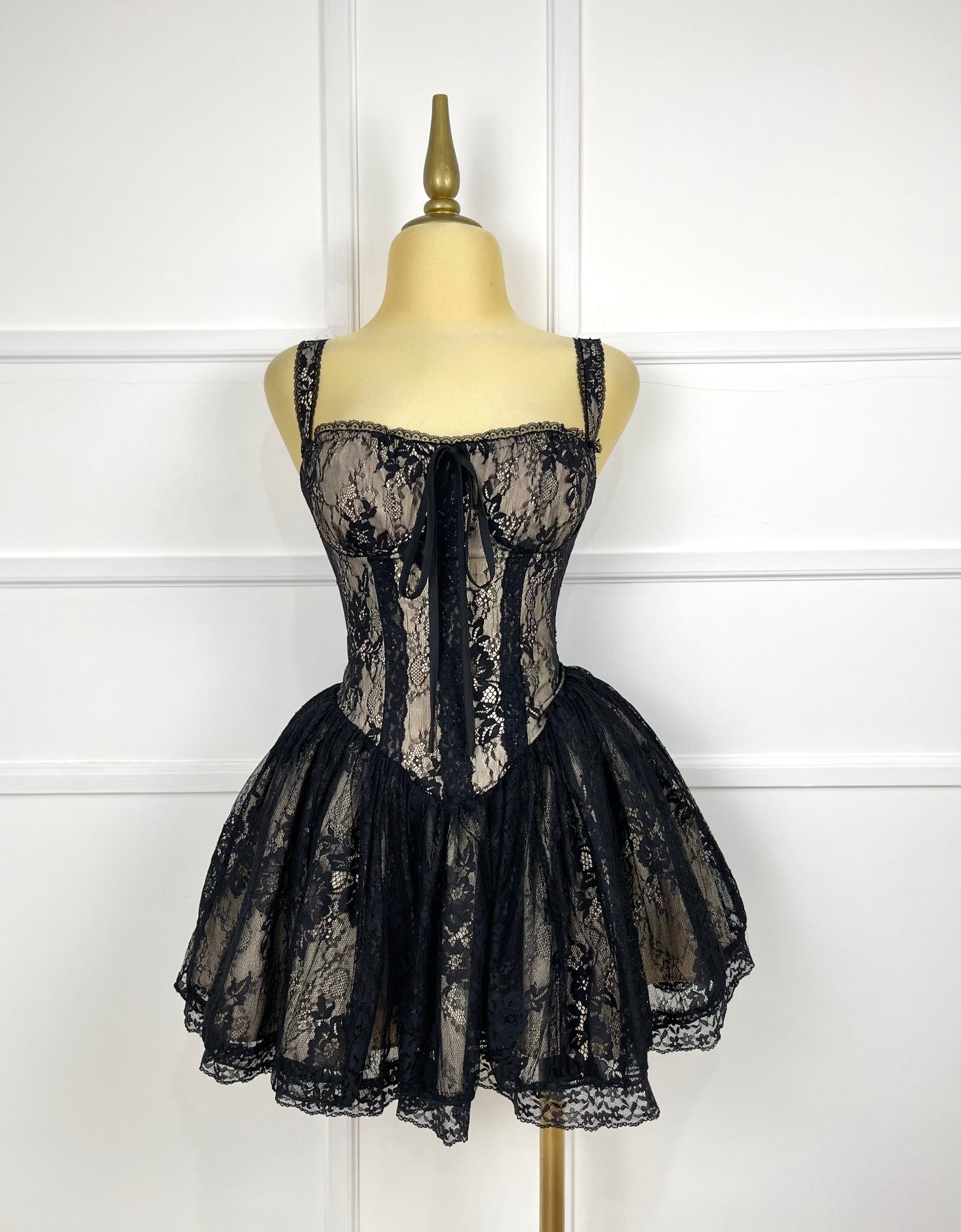 Vestido negro encaje con tul
