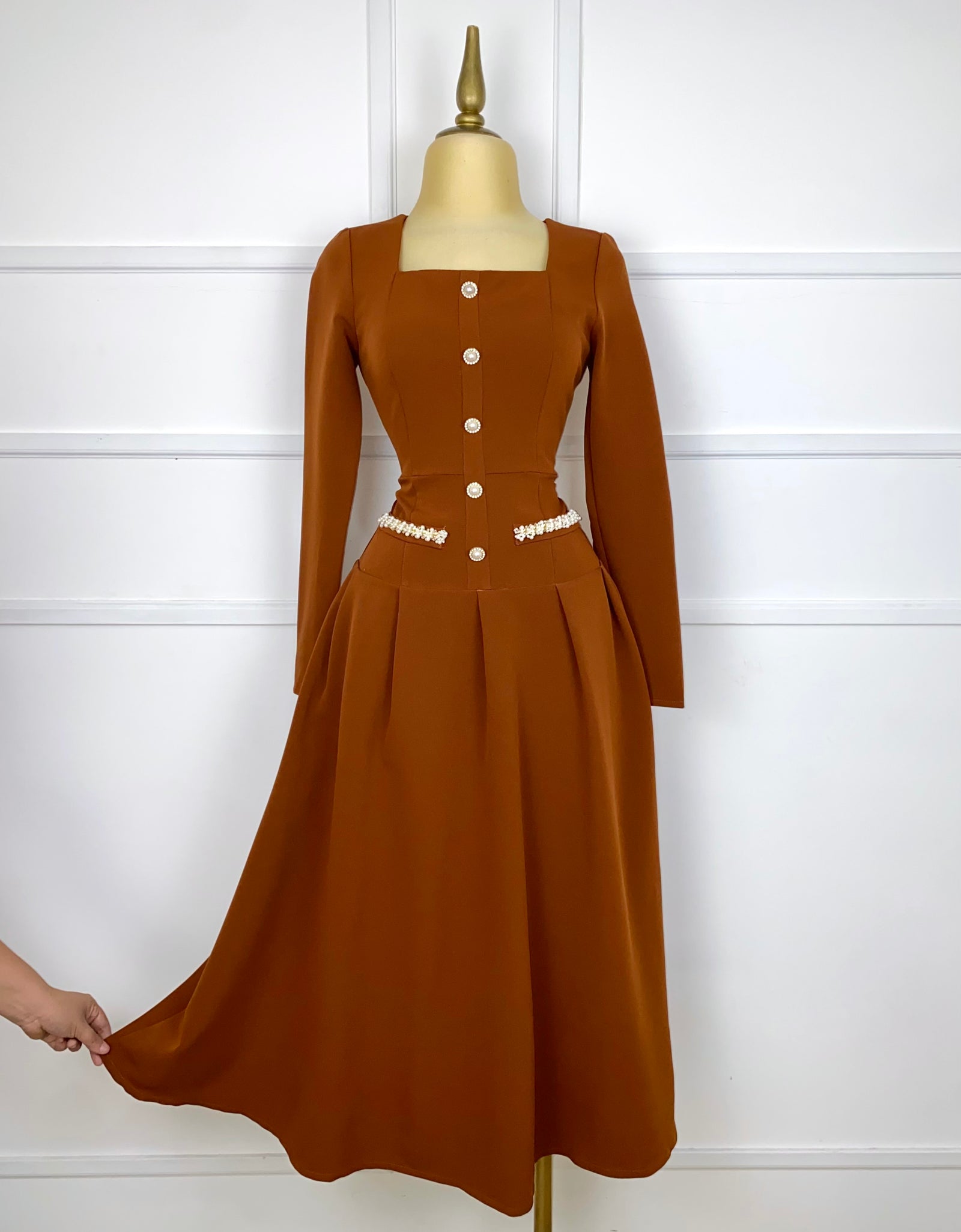 Vestido café manga larga con pedrería