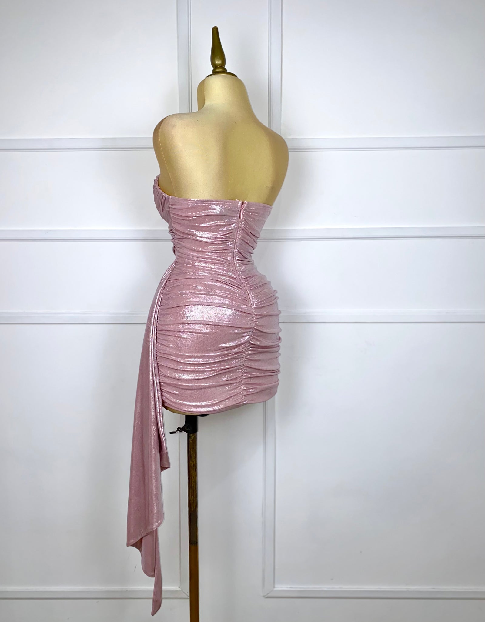 Vestido rosa strapless metálico con olán
