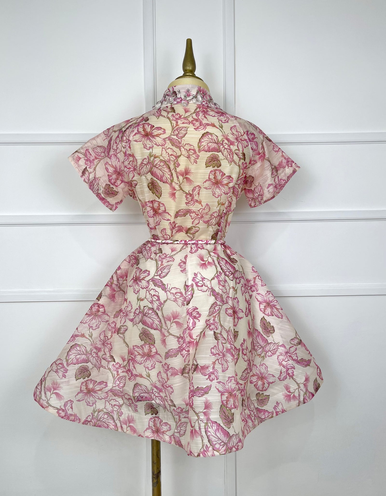 Vestido midi con flores y pedrería