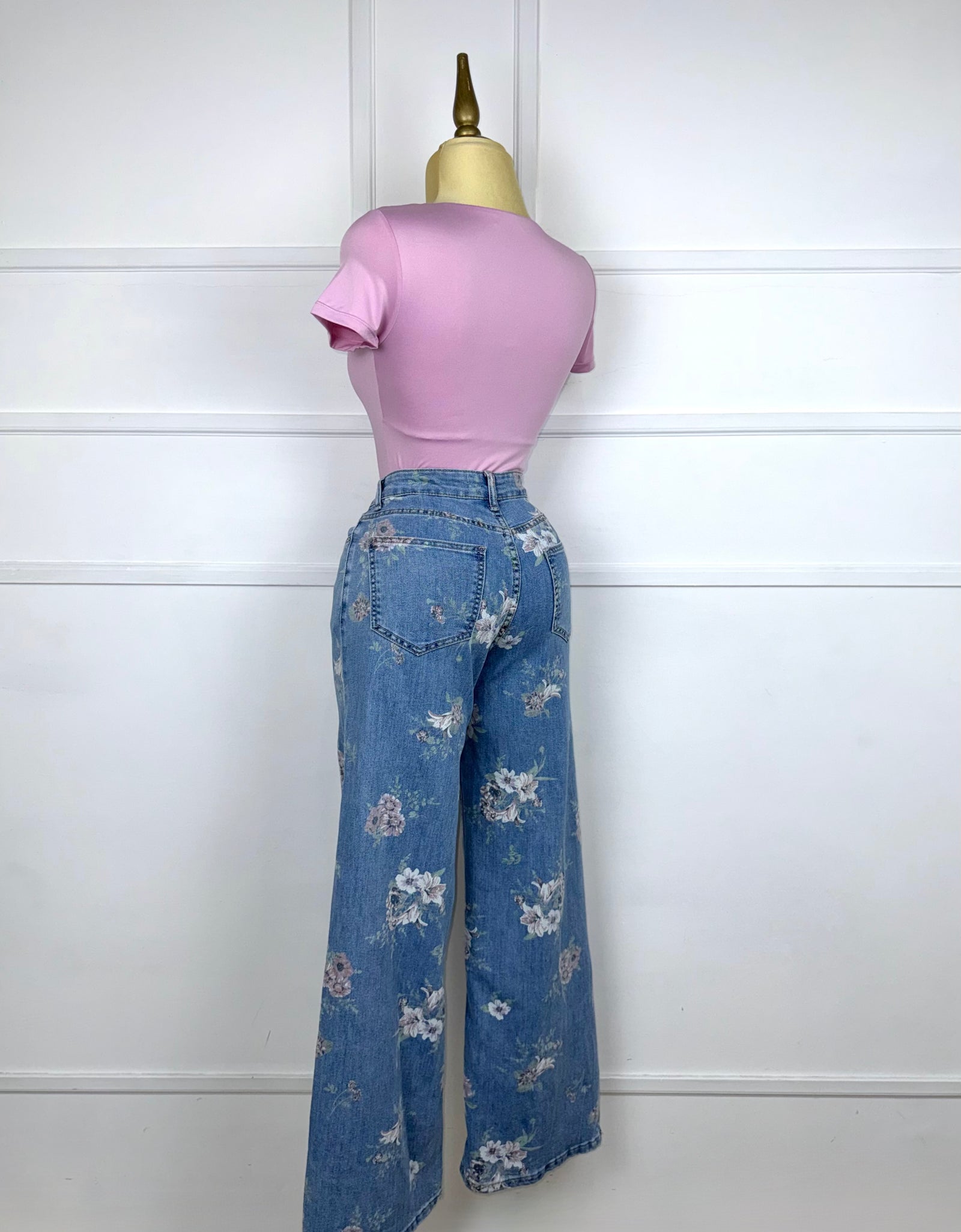 Pantalón mezclilla con flores