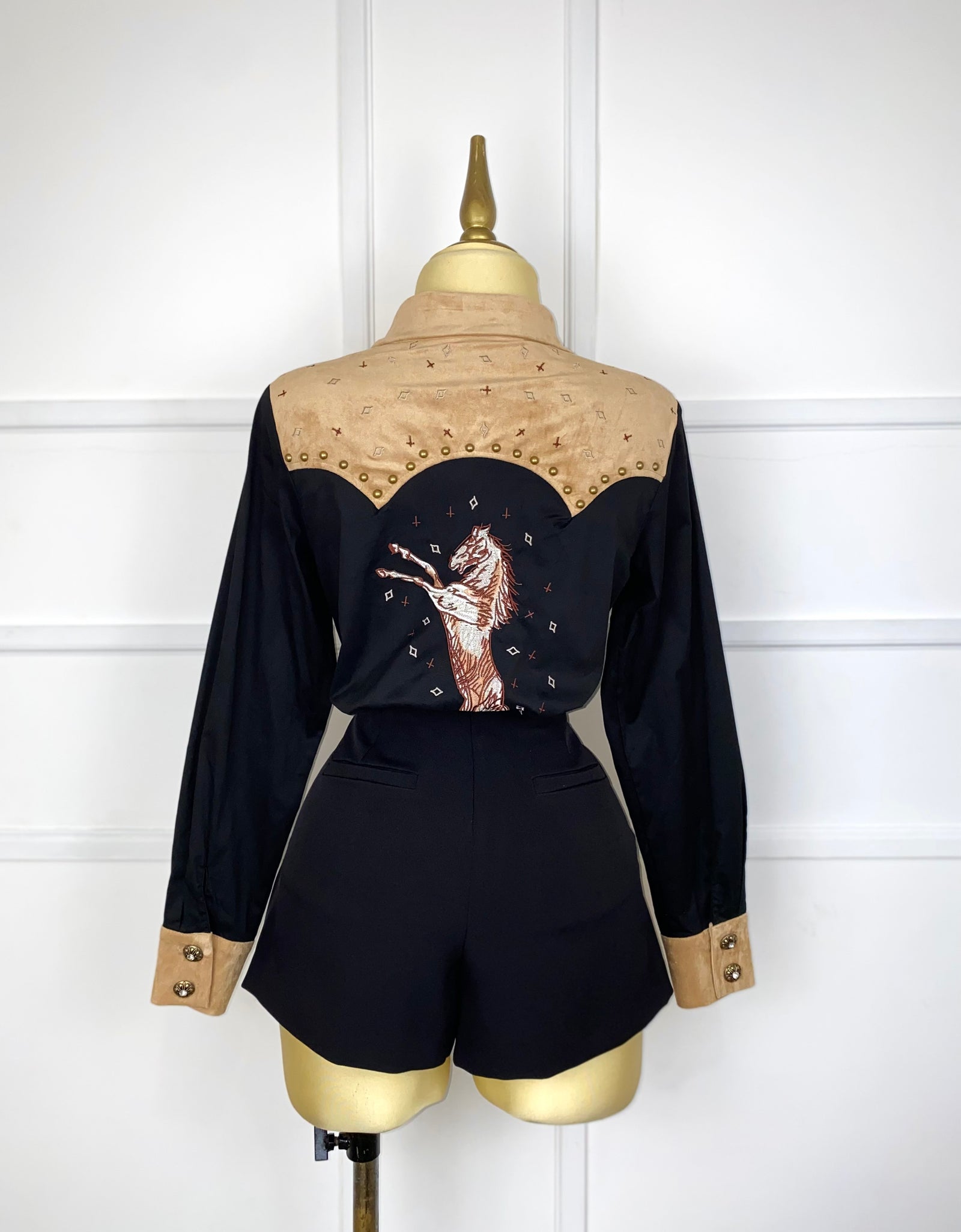 Camisa negra con estoperoles y caballo